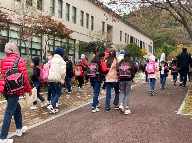 아프간 특별기여자 자녀들이 등교를 하고 있다.(사진제공=법무부)
