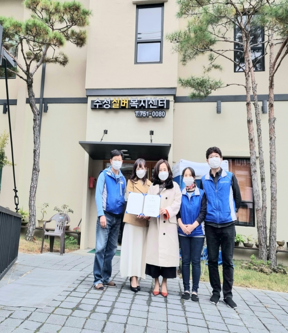 이지흔 회장(왼쪽두번째)이 수성실비복지센터 태미영 원장을 부회장으로 임명하고 기념촬영을 하고 있다.