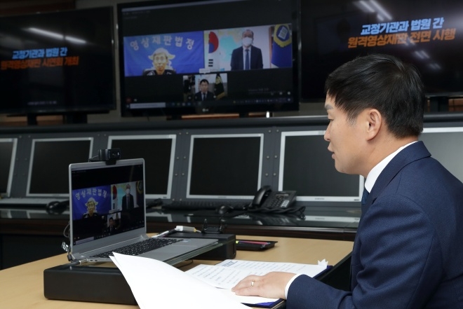 유병철 교정본부장이 법원행정처와, 서울구치소를 3원으로 연결하여 영상과 음성 상태 점검을 위한 영상재판을 시연하고 있다.(사진제공=법무부)