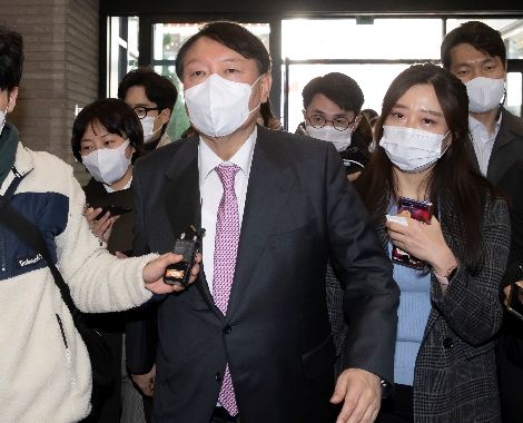 국민의힘 윤석열 대선후보가 17일 오전 천안함 유족 등을 면담하기 위해 당사에 들어서며 취재진의 질문을 받고 있다. 사진=연합뉴스