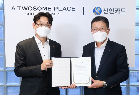 '투썸플레이스 신한카드' 출시를 기념해 진행한 제휴 조인식에 참석한 이상무 투썸플레이스 영업마케팅 부문장(왼쪽), 이석창 신한카드 페이플랫폼 그룹장 (오른쪽)이 기념사진을 촬영하고 있다. 사진=신한카드