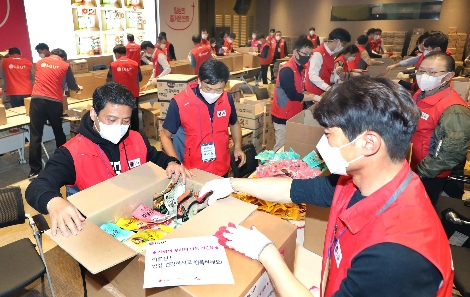 LG유플러스 임직원 및 협력사 자원봉사자들이 사랑의 꾸러미를 제작하는 모습. 사진=LG유플러스