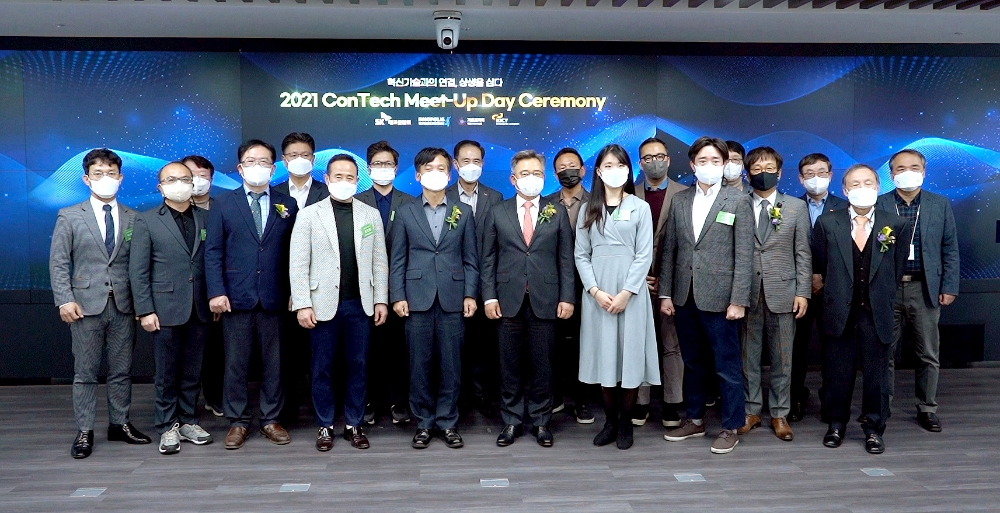 박경일 SK에코플랜트 사장(앞줄 왼쪽 여섯번째)과 선정 기업 대표들이 기념촬영을 하고 있는 모습.(사진=SK에코플랜트)