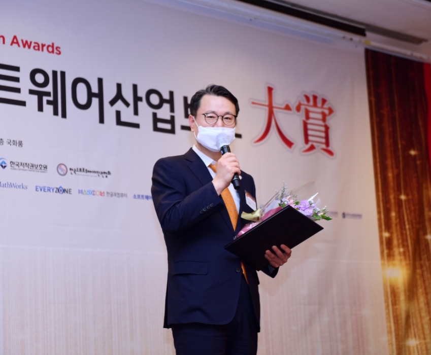 24일 서울시 강남구 그랜드인터컨티넨탈 서울파르나스 호텔에서 열린‘제9회 소프트웨어산업보호대상 시상식’에서 화승네트웍스의 박동호 대표(오른쪽)가 수상하고 있다.(사진=화승네트웍스)