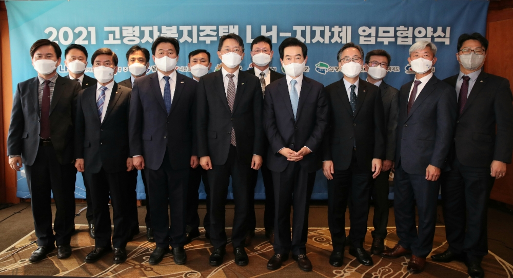 김현준 LH사장(사진 왼쪽 일곱 번째)을 비롯한 지자체 관계자들이 협약식 기념촬영을 하고 있다.(사진=LH)