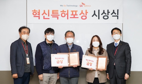 SK하이닉스가 지난 23,24일 양일간 경기도 이천, 분당에서 제4회 혁신특허포상 시상식을 가졌다. 왼쪽부터 SK하이닉스 특허담당 민경현 부사장, DRAM개발담당 차선용 부사장, DRAM개발 이강설 TL, 김용미 TL, 지속경영담당 김윤욱 부사장. 사진=SK하이닉스