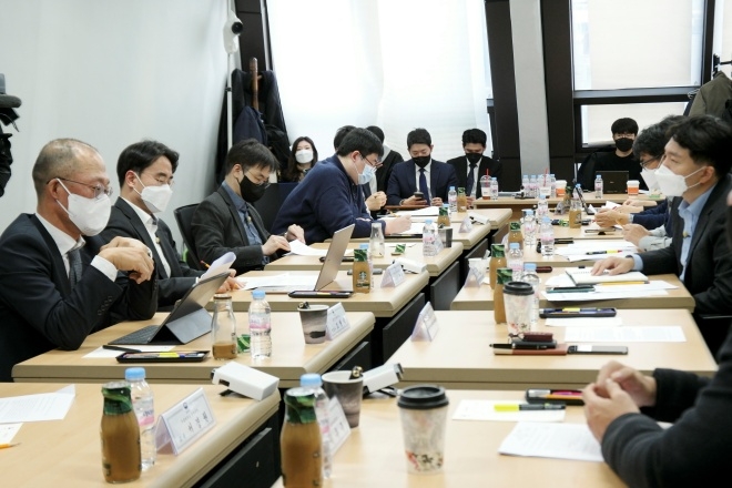 미래시민포럼 회의에서 참석자들이 의견을 나누고 있다.(사진제공=법무부)