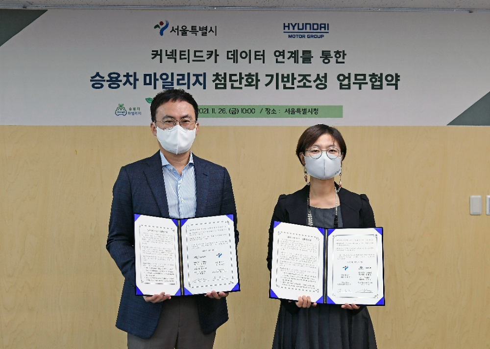 서울시청에서 현대차그룹 TaaS본부 정헌택 상무(왼쪽)와 서울시 김연지 환경시민협력과장이 상호협력 업무협약(MOU) 체결 후 기념사진을 촬영하는 모습.(사진=현대자동차)