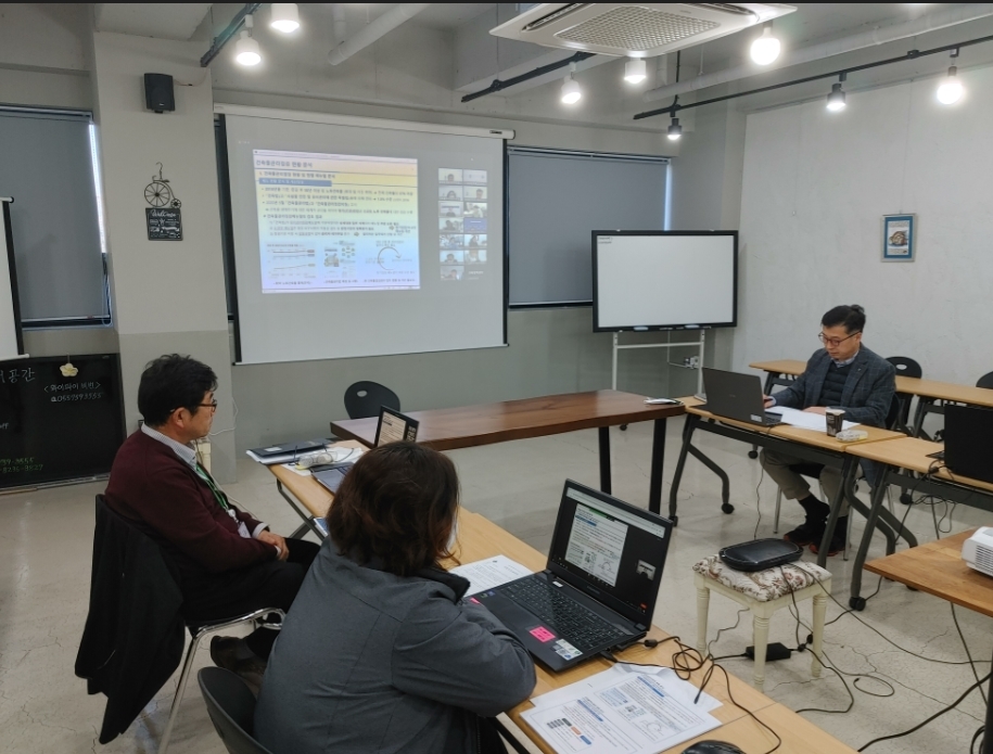 국토안전관리원(원장 박영수, 이하 관리원)은 지난 25일 ‘건축물 정기점검 매뉴얼’과 ‘소규모 노후 건축물 등 점검 매뉴얼’ 개정안을 마련하기 위한 공청회를 개최하고 전문가들의 의견을 수렴했다.(사진=국토안전관리원)