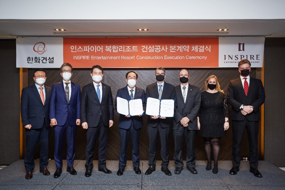 한화건설 최광호 부회장(왼쪽에서 네번째)과 인스파이어 모기업인 MGE의 해외사업 총괄 바비 소퍼 대표(왼쪽에서 다섯번째) 등 양측 관계자들이 인스파이어 복합리조트 1단계 건설공사의 본계약을 체결하고 기념사진을 촬영하고 있다.(사진=한화건설)