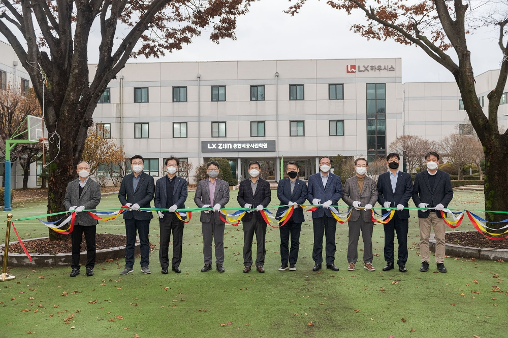 지난달 30일 열린 'LX Z:IN 종합시공아카데미(가칭)' 개관식에서 LX하우시스 강계웅 대표(왼쪽 다섯번째) 등 LX하우시스 관계자들이 개관 기념 테이프 커팅을 하고 있는 모습.(사진=LX하우시스)