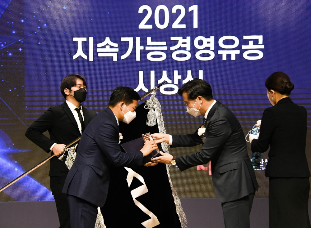 기아 김상대 기업전략실장(전무, 왼쪽 2번째)이 산업통상자원부 박진규 차관(왼쪽 3번째)으로부터 ‘2021 지속가능경영유공 정부포상’ 국무총리 표창을 수상하고 있다.(사진=기아)