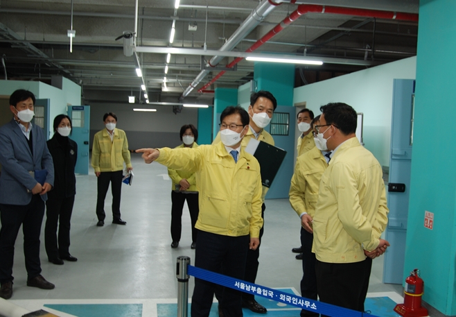 강성국 법무부차관이 서울남부출입국․외국인사무소 보호실을 순시하며, 보호외국인 코로나19 방역 현장을 점검하고 있다.(사진제공=법무부)