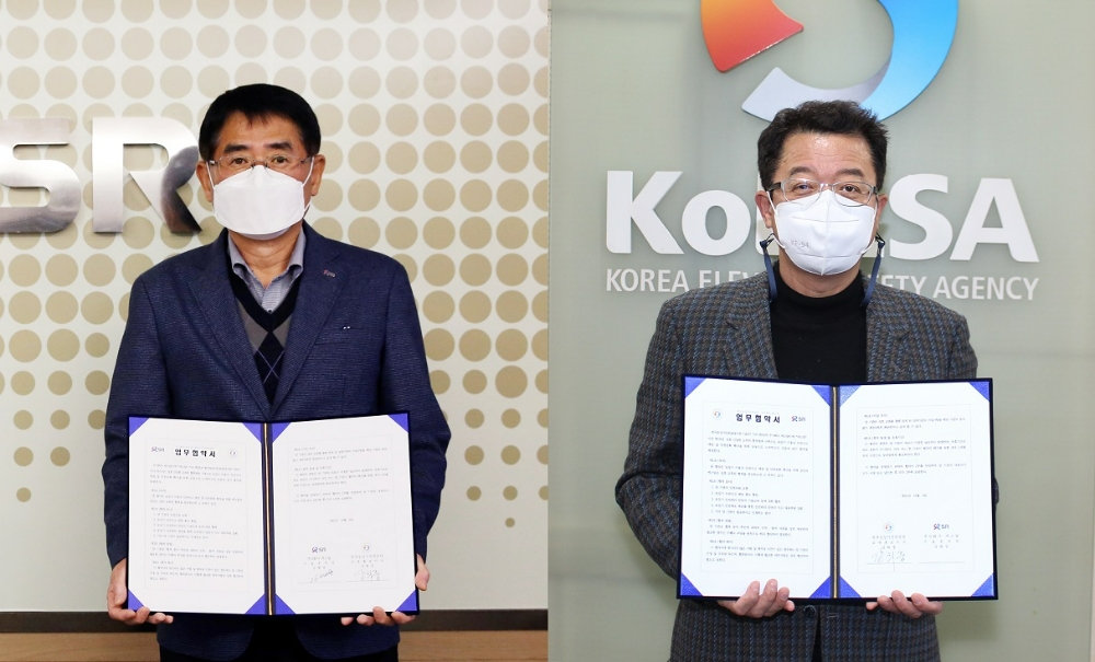 (왼쪽부터) 김형성 SR 기술본부장, 강희중 승강기안전공단 교육홍보이사.(사진=SR)