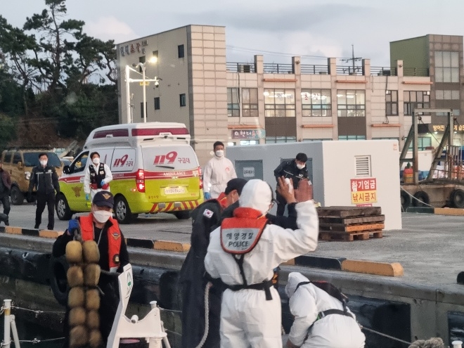 방어진항 대기중인 119에 응급환자를 인계하고 있다.(사진제공=울산해양경찰서)