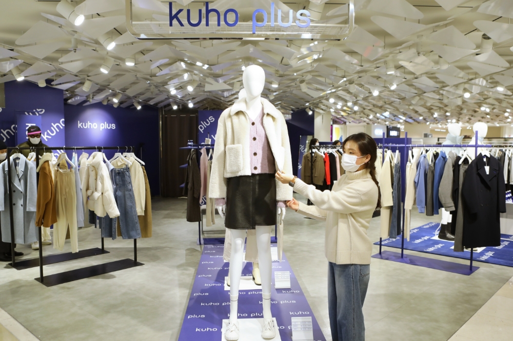 롯데백화점 본점은 삼성물산 패션부문 '구호플러스(KUHO PLUS)'의 팝업스토어를 오픈했다.이번 팝업스토어에서는 블루와 바이올렛을 포인트로 한 컬러 구성의 아이템들과 보온성을 높인 아우터들을 선보인다.또한, 온라인에서만 만나볼 수 있는 코트, 패딩, 재킷 등의 겨울 시즌 신상품들도 직접 입어보고 구매할 수 있다. 롯데백화점은 이번 구호플러스 팝업스토어를 통해, 고객들이 원하는 브랜드와 상품 등의  다양한 스타일을 새롭게 제안할 예정이다.