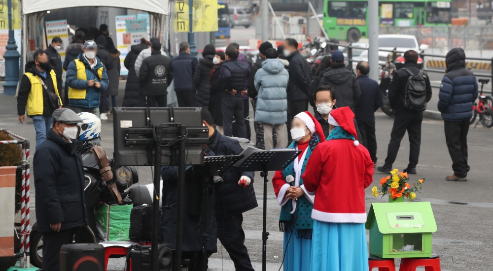 11일 오전 서울 중구 서울역 코로나19 임시 선별검사소에서 시민들이 이른 시간부터 검사를 기다리고 있다.(사진=연합뉴스)