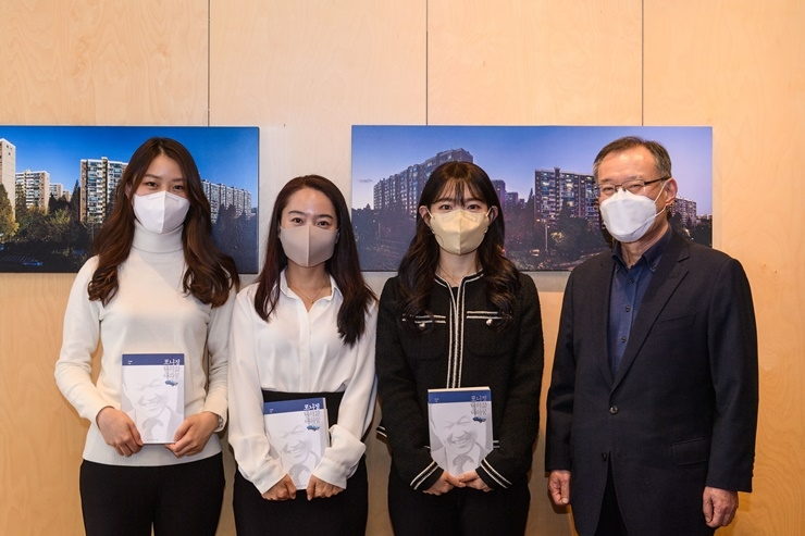 (왼쪽부터) 최서연(서울대 사회학과, 대상), 오지선(KAIST 기술경영 대학원, 최우수상), 한태희(KAIST 생명화학공학 대학원, 최우수상), 김종수 포니정재단 고문.(사진=포니정재단)