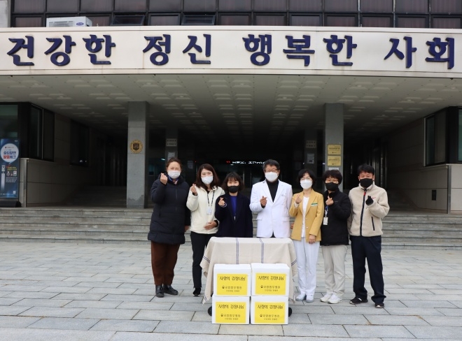 조성남 원장과 직원들이 사랑의 김장김치 나눔행사를 갖고 기념촬영.(사진제공=국립법무병원)