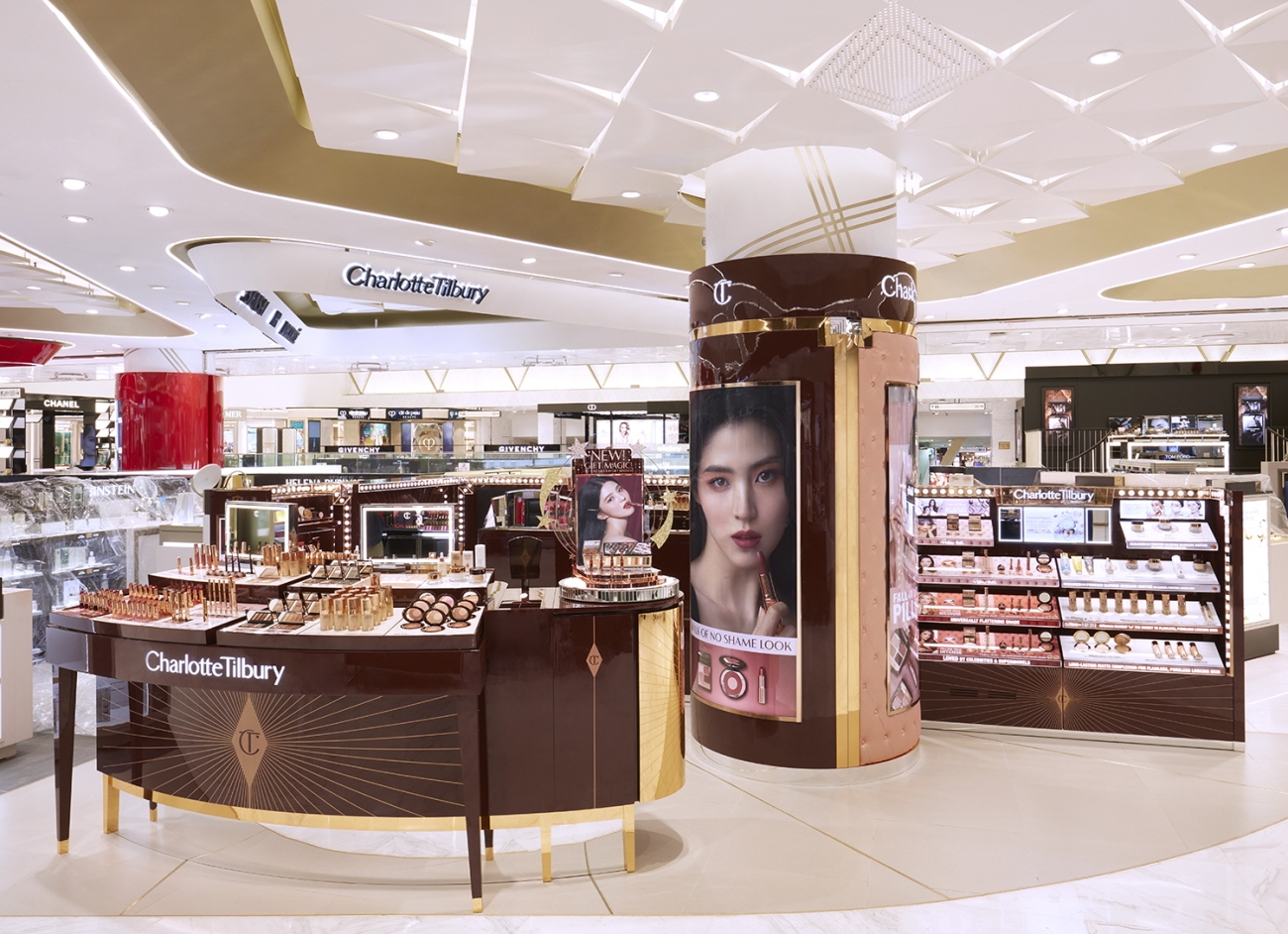 영국 메이크업 아티스트 브랜드 ‘샬롯 틸버리(Charlotte Tilbury)’가 12월 17일 롯데면세점 명동 소공동 본점에 단독 매장을 오픈했다고 19일 밝혔다. 샬롯 틸버리는 롯데면세점 명동 본점 12층 럭셔리 뷰티 브랜드 매장 층에 단독 매장을 오픈하고 유통 채널 확대에 나설 계획이다. 지난 8월 국내 공식 런칭 이후 소비자와의 접점을 확대하고 브랜드 인지도를 제고하기 위해 온라인뿐만 아니라 오프라인 채널까지 유통망을 다각화하였던 샬롯 틸버리는 롯데면세점 오프라인 매장 오픈을 계기로 소비자와의 커뮤니케이션을 강화할 예정이다.