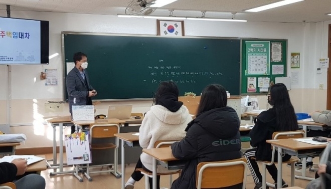 용인바이오고등학교 학생들을 대상으로 주택임대차 법교육을 하고 있다.(사진제공=대한법률구조공단 법문화교육센터)