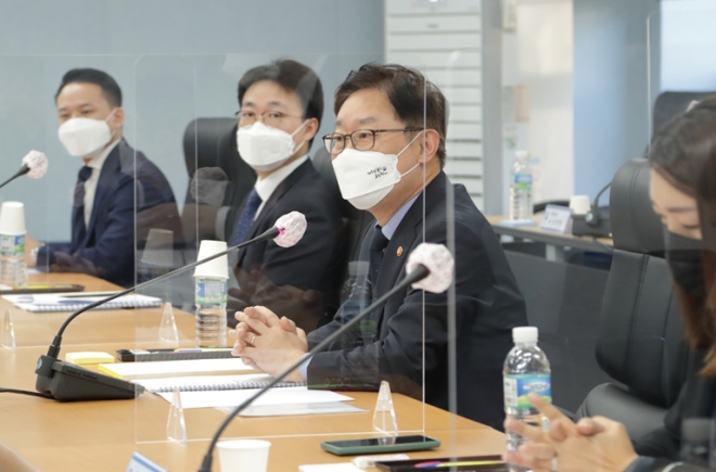 박범계 법무부장관이 수사검사 간담회 참석자들의 의견을 경청하고 있다. (사진제공=법무부)