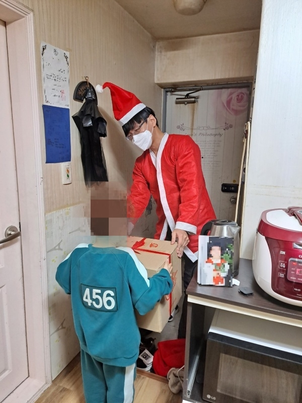 크리스마스선물을 전달하고 있다.(사진제공=의정부준법지원센터)