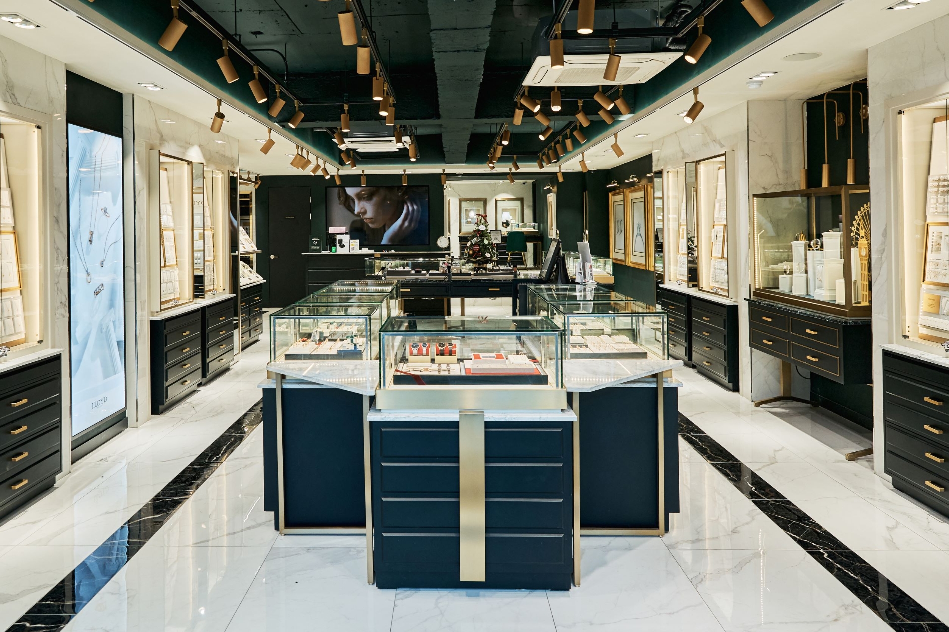 이랜드 로이드, 강남 플래그십 리뉴얼 오픈