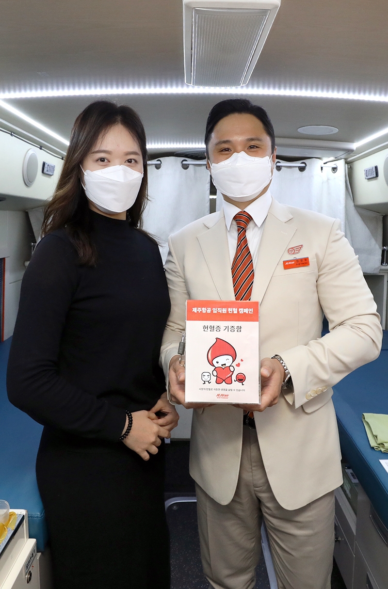 제주항공 임직원들이 헌혈을 하고 있다.(사진=제주항공)