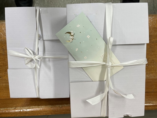 떡과 손글씨 편지.(사진제공=부산소방재난본부)