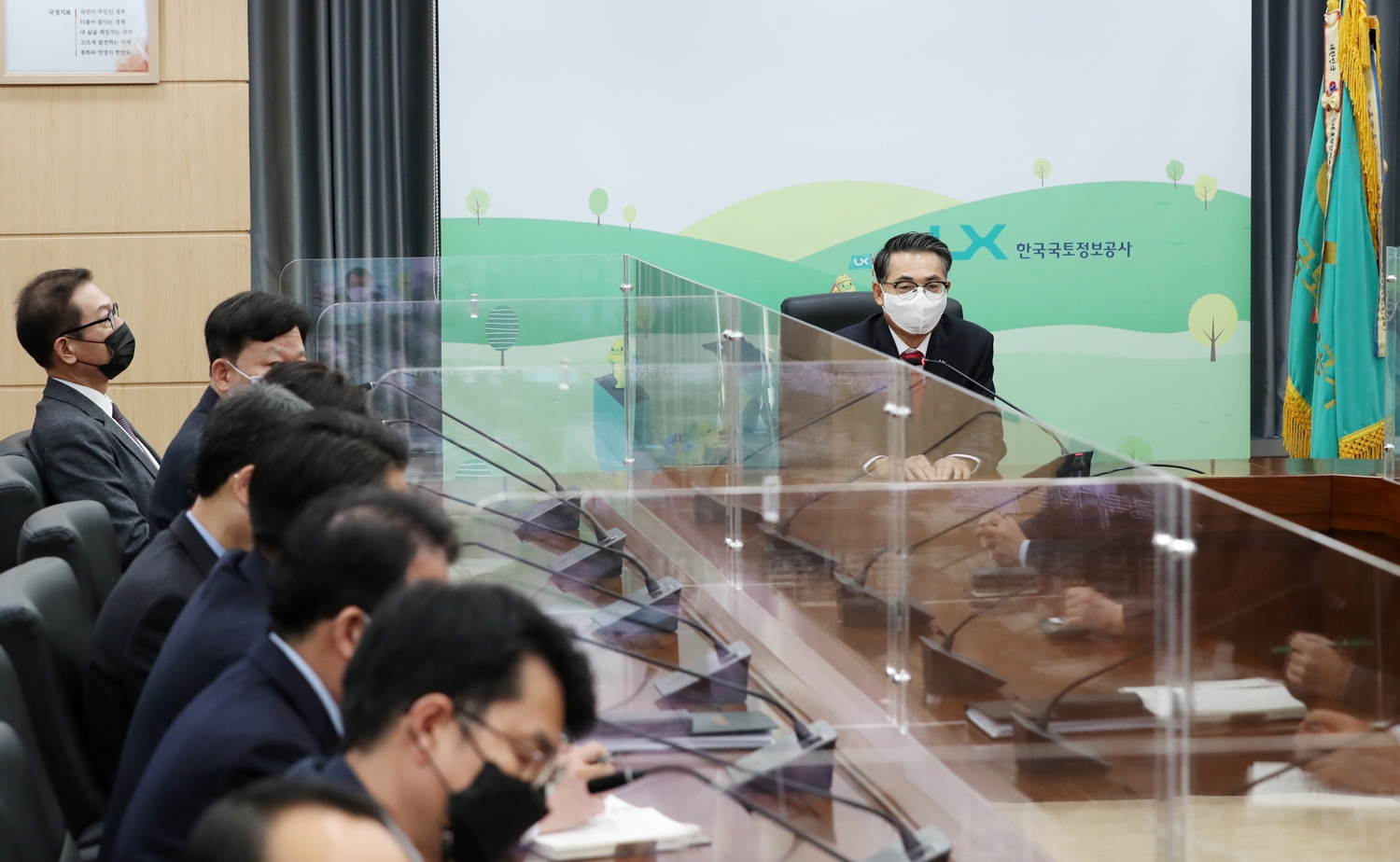 LX한국국토정보공사(사장 김정렬·LX)가 전국 12개 지역본부와 교육원, 연구원과 함께 시무식 갖었다.(사진=LX한국국토정보공사)