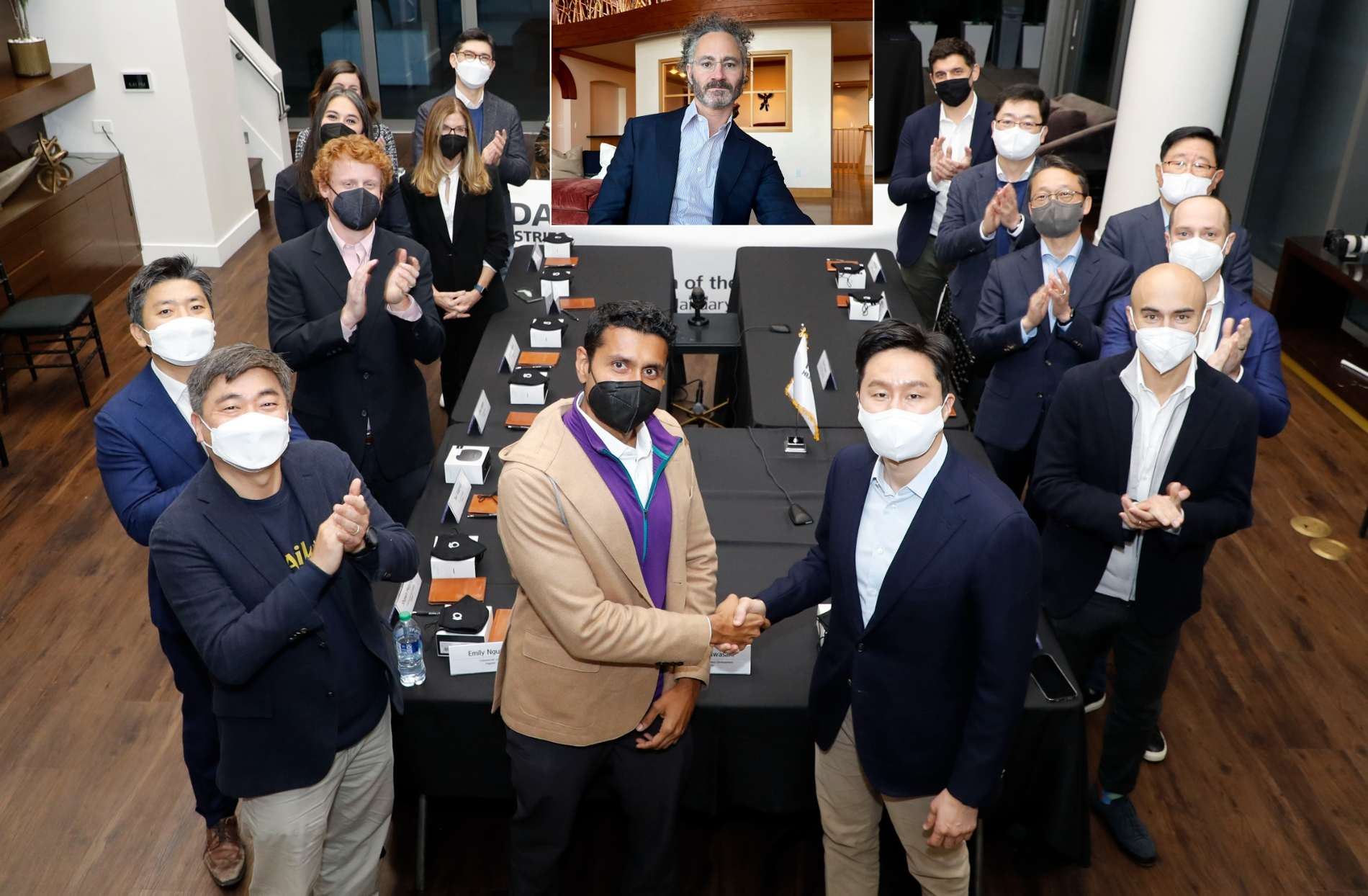 미국 라스베이거스에서 열린 MOU 체결식 장면. (앞줄 오른쪽) 현대중공업지주 정기선 대표, (왼쪽) 팔란티어 샴 샹카 최고운영책임자(COO), (윗쪽 중앙) 화상으로 참석한 팔란티어 알렉스 카프 대표.(사진=현대중공업그룹)