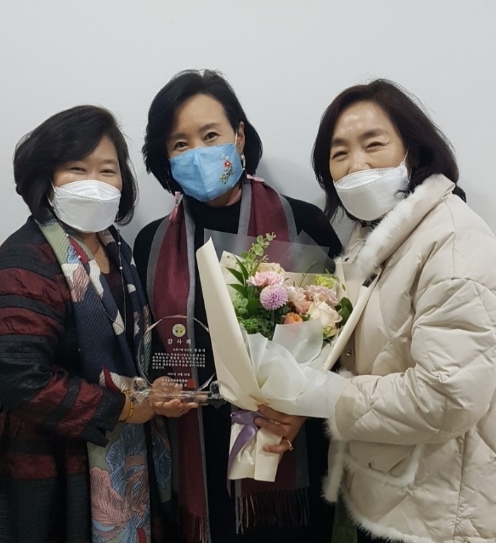 경기도의회 정윤경 의원이 (사)한국유치원총연합회 경기도지회로부터 감사패를 전달받았다.