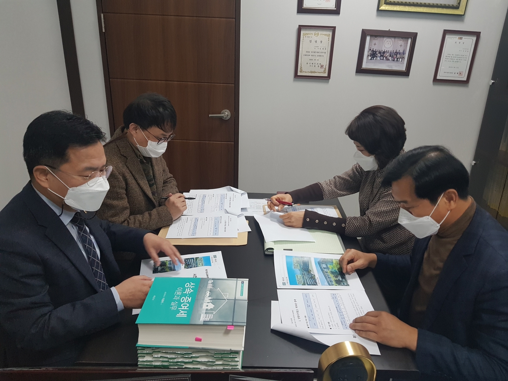 경기도의회 임채철 의원이 양영디지털고 체육관 관련 현안 논의를 진행하고 있다.