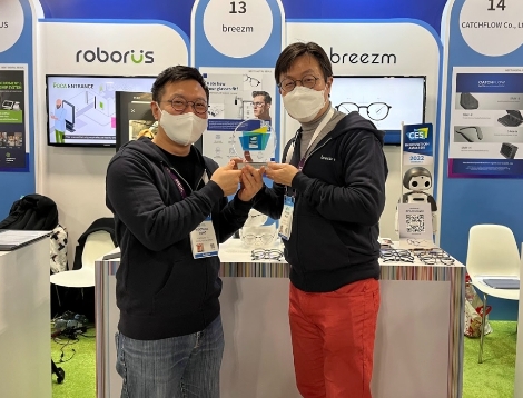 CES 2022에 참가한 브리즘 성우석, 박형진 대표. 사진=브리즘