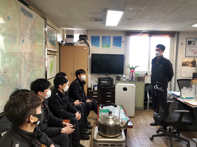 홍문식 부산북부소방서장이 북부구조대를 방문해 대원들의 안전을 당부하고 있다.(사진제공=부산소방재난본부)