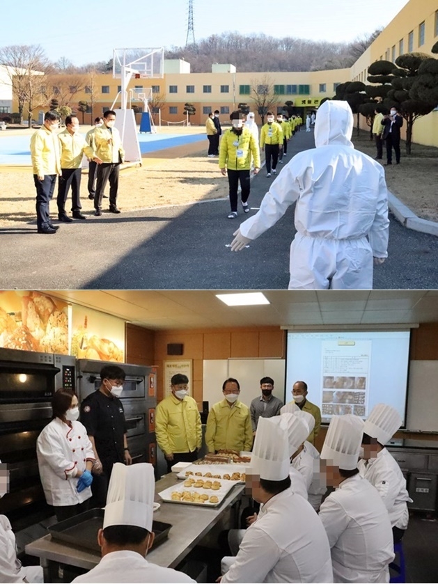 1월 7일 서울소년원 생활관 앞에서 윤웅장 법무부 범죄예방정책국장(왼쪽에서 첫번째)과 성우제 서울소년원장(왼쪽에서 두 번째)이 코로나19 대응 모의훈련 상황을 점검하고 있다./윤웅장 법무부 범죄예방정책국장(민방위복 좌측 첫 번째)이 학생들의 교육훈련과정 중 제과제빵반 실습현장을 둘러보며 제빵 과정을 학생들에게 물어보고 있다.(사진제공=서울소년원)
