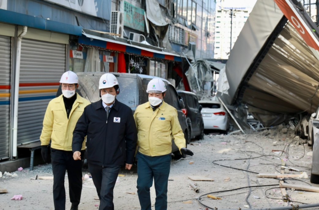 박영수 국토안전관리원 원장(오른쪽 첫 번째)와 노형욱 국토부장관(가운데)이 사고현장 주변을 점검하고 있다.(사진=국토안전관리원)
