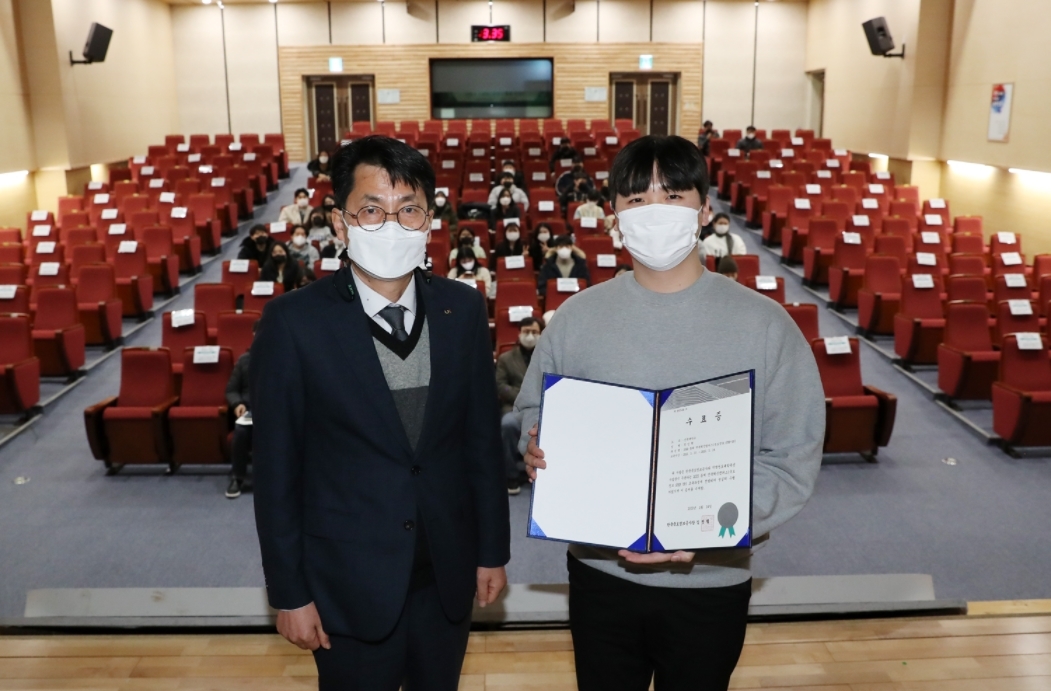 전북혁신캠퍼스 수료식이 지난 14일 LX공사 본사에서 개최된 가운데 아이디어 발표회에서 수상한 정민혁(전북대 3ㆍ오른쪽)씨가 김희범 사회가치실현처장(왼쪽)으로부터 수료증을 받았다. (사진= LX공사)
