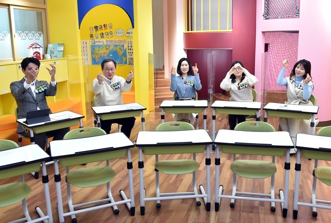 1월 19일 ‘부산교육 라이브톡톡 우리들은 1학년-초등’편을 진행하고 있다.(사진제공=부산교육청)