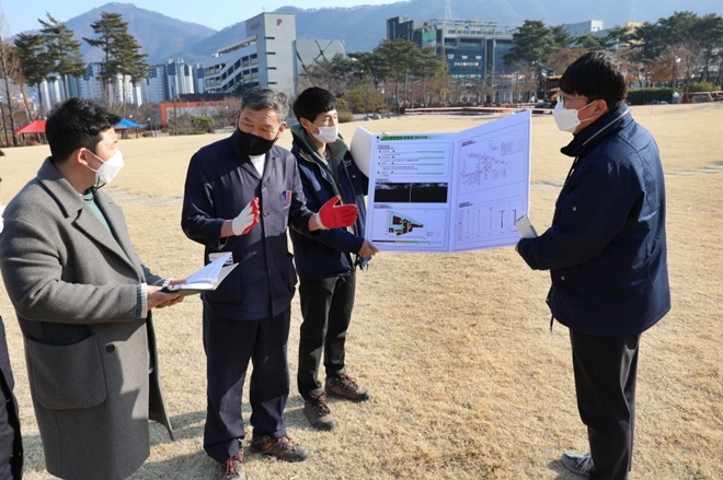 오규석 기장군수는 19일 오후 2시 30분경 부울경 최고 높이 전통그네와 셉테드 조명시설을 조성 중인 정관읍 ‘중앙공원’ 정비사업 현장을 방문.(사진제공=부산 기장군)