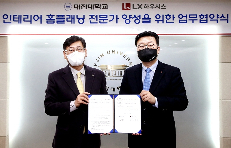 지난 19일 경기도 포천시에 위치한 대진대학교에서 열린 'LX하우시스-대진대학교 인테리어 홈플래닝 전문가 양성 업무협약식'에서 LX하우시스 인테리어 사업부장 최영일 상무(사진 오른쪽)과 대진대학교 임영문 총장이 업무협약을 체결하고 있는 모습.(사진=LX하우시스)