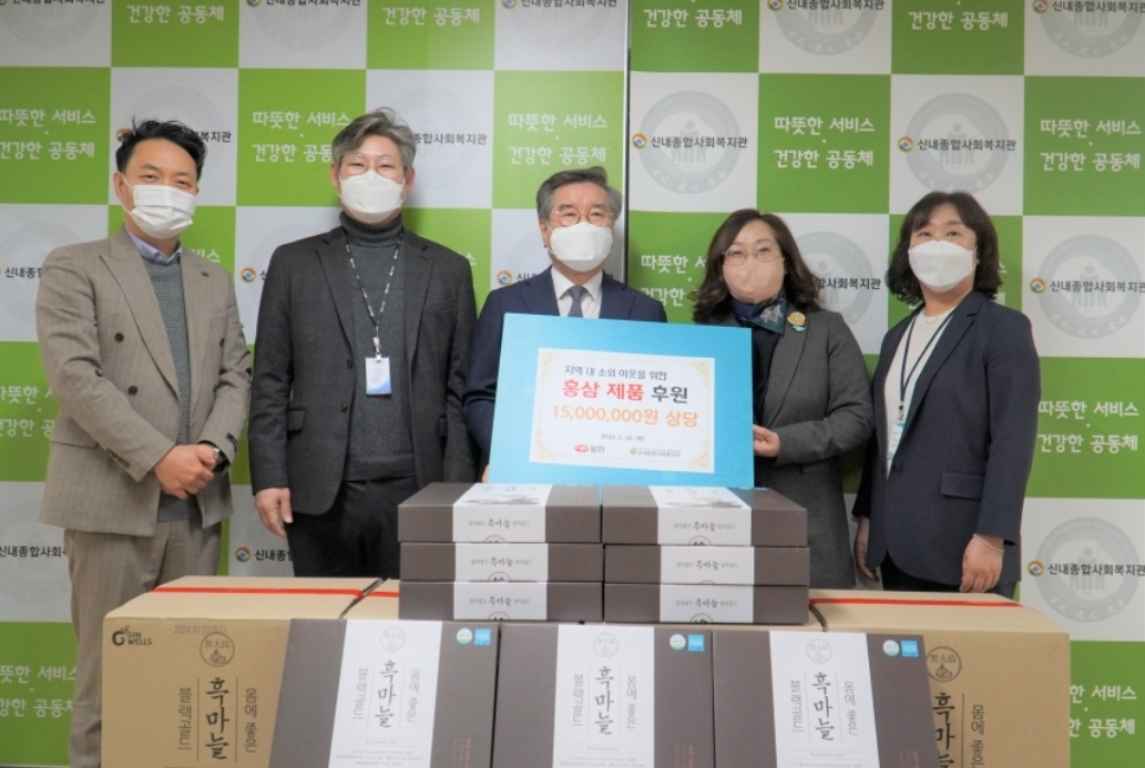 왼쪽부터 일화 나상훈 본부장, 김윤진 부사장, 김상균 회장, 신내종합사회복지관 전순영 관장, 박순진 부장).(사진=일화)