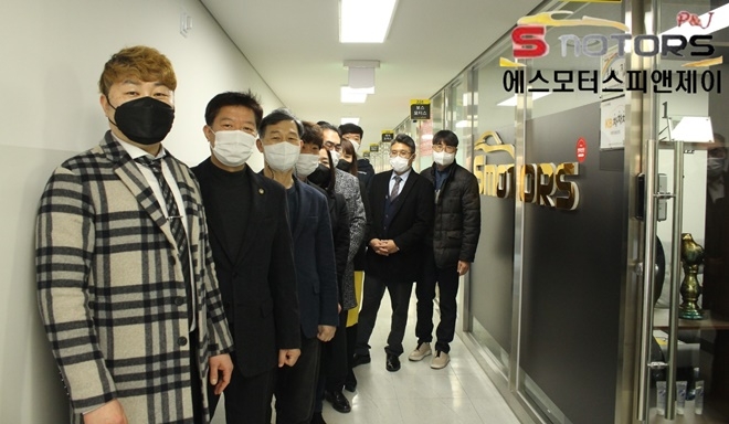 후원기업 현판식 후 에스모스터스피앤제이 앞 단체사진(왼쪽부터 박성춘 대표, 고영훈 공단울산지부장).(사진제공=한국법무보호복지공단울산지부)