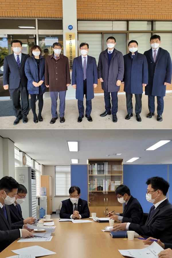 강성국 법무부차관이 합동수행단 직원들과 기념 촬영을 하고 있다./강성국 법무부차관이 제주4‧3사건 직권재심 권고 합동수행단을 방문하여 업무보고를 받고 있다.(사진제공=법무부)