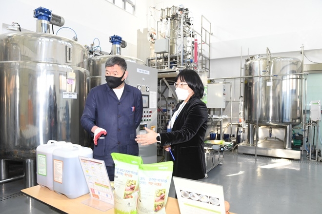 오규석 기장군수는 27일 오전 10시 30분경 친환경 농업, 생태환경 개선, 일상생활에서도 널리 이용 가능한 ‘유용미생물 배양장’ 현장을 방문해 운영 현황을 점검하고 있다.(사진제공=부산 기장군)