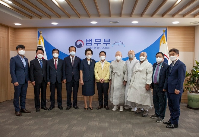 지난 해 8월경 교정위원 중앙협의회 주요 임원 법무부 방문 모습.(사진제공=법무부)