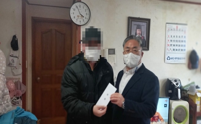 유정호 소장이 직원 성금을 전달하고 있다.(사진제공=제주준법지원센터)