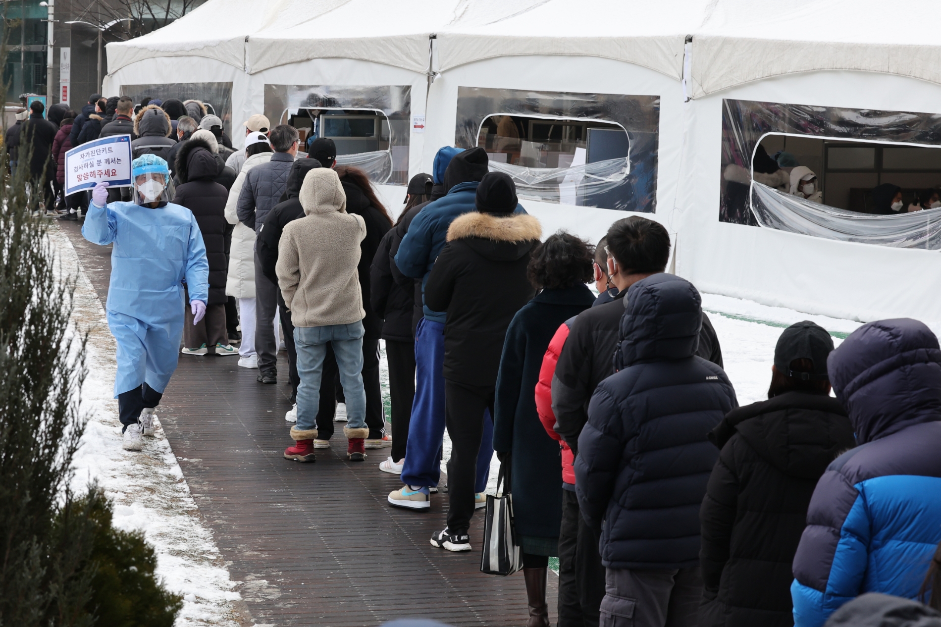 코로나 검사를 위해 들어가는 시민들. (사진=연합뉴스)