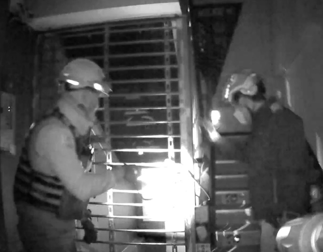 2월 3일 오후 11시 50분경 부산진구 부전동 소재 노래주점 출입문 강제개방 모습(사진제공=부산경찰청)